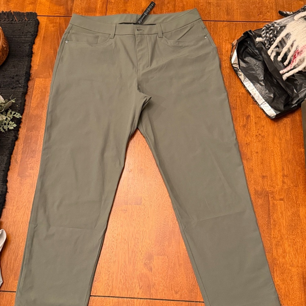 Lululemon ABC Classic-Fit 5-Pocket Pant (Warpstreme) 34/30
Color: Army Green